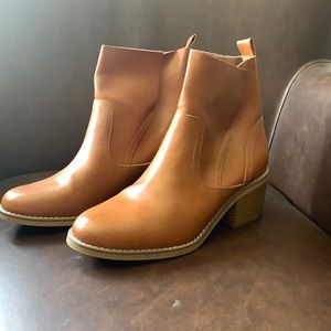 Women’s boots size 8.  Worn once.